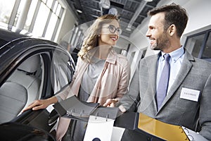 Buying new car by woman