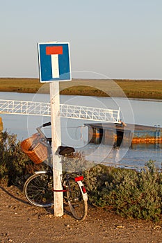 Bycicle leaning on a dead end sign