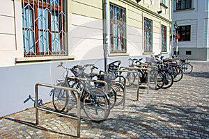 Bicicletas estacionado a bloqueado sobre el bastidores hecho es un 
