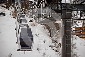 Cabin gondola with pulse movement action, four cabins in a row