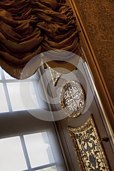 Decoration with marquetry and curtains