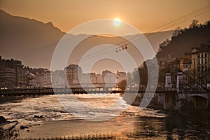 Cabina della funivia un un fiume Francia 