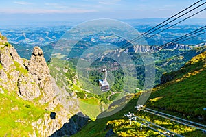 Cabina del teleférico sobre el cuerdas común sobre el montana polonia 