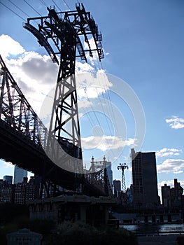 The cable connecting Manhattan with Roosevelt Island