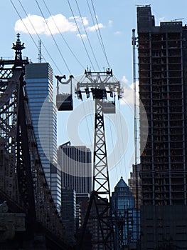 The cable connecting Manhattan with Roosevelt Island