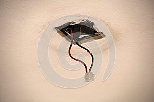 Kabel ležící strop. elektrický vodiče na stěna. instalace výměna. spojovací světlo v byt nebo kancelář 