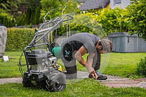 Cable laying machine with an operator