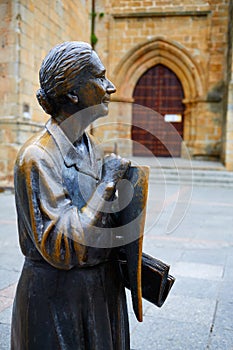 Caceres Leoncia gomez sculpture in Spain