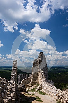 Zřícenina Čachtického hradu ze 13. století v Karpatech na Slovensku