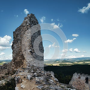 Zřícenina Čachtického hradu, kde žila legendární Krvavá hraběnka Bathory, Slovensko