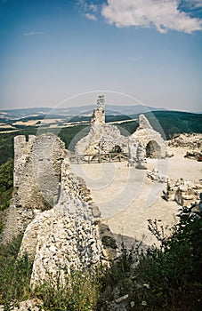 Čachtický hrad, Slovenská republika, stredná Európa, vertikálne zloženie
