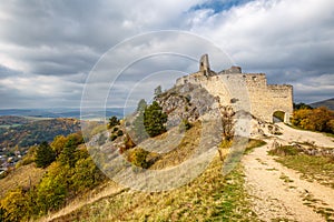 Čachtický hrad s okolitou krajinou v jesennom období