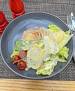 Caesar salad with chicken and crackers