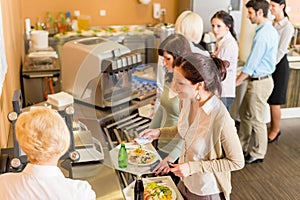 Sul sala da pranzo una donna pagare account 