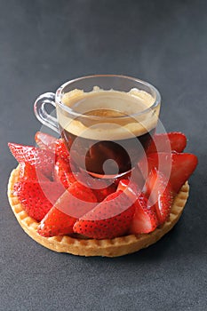 Caffe e dolce con fragole, coffee and strawberry cake photo