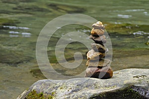 Marche presenza da visitatore da un fiume 