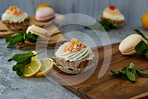 Cake basket with cream and lemon