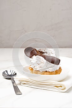 Cake basket with protein white cream