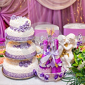 Cake and bottles of wine on a decorated wedding table