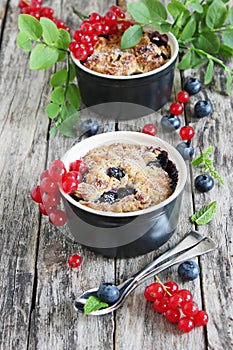 Cake with fresh berries and crumble of oatmeal and almonds