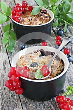 Cake with fresh berries and crumble of oatmeal and almonds