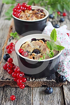 Cake with fresh berries and crumble of oatmeal and almonds