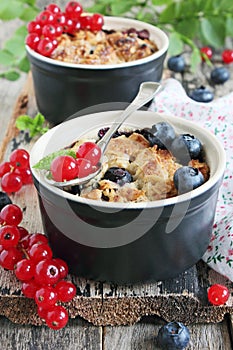 Cake with fresh berries and crumble of oatmeal and almonds