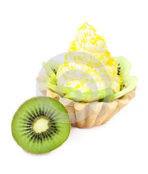 Cake with lemon cream and kiwi