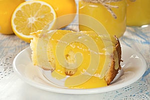 Cake with lemon curd.