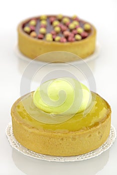 Cake with lemon and pearl