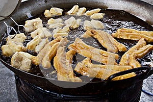 Cake oil in holloware