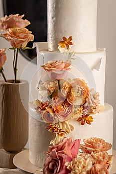 Cake with peach fuzz colored flowers