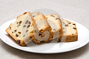 Cake with raisins