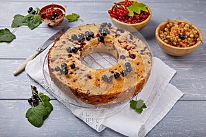 Cake with red and black currant berries