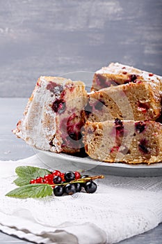 Cake with red and black currant berries