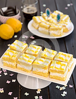 Cake with ricotta mousse and lemon