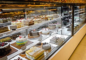 Torta scelta sul frigorifero Schermo sul caffè il negozio prelibatezze O un ristorante 