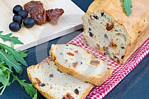 Cake with sun-dried tomatoes and black olives