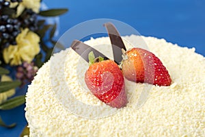 Cake with white chocolate and fresh strawberries.