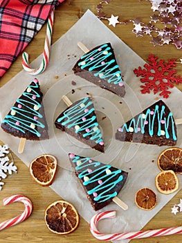 Cakes decorated as Christmas trees on sticks