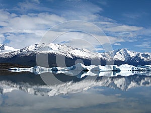 Calafate water mirrow with mountains