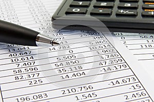 Kalkulačka a pero na finančné doklady 