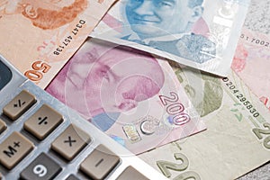 Kalkulačka stojace na 10 20 50 100 a 200 turečtina líra alebo bankovky 
