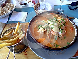 Caldillo de Congrio servido en plato de ceramica