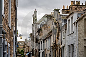 Callejon pintoresco de la ciudad escocesa de Saint Andrews en la coste este del pais.