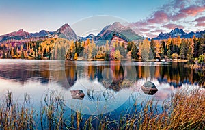 Klidný podzimní pohled na Štrbské pleso. Klidná ranní scéna národního parku Vysoké Tatry, Slovensko, Evropa. Krása přírody koncept