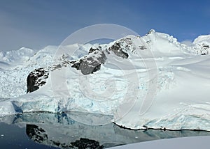 Paz glaciar bahía en Antártida 