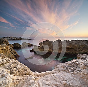 Paz el mar sobre el atardecer 