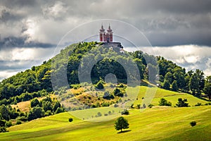 Kalvária Banská Štiavnica s dramatickou oblohou v lete, Slovensko