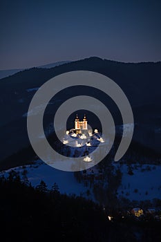 Kalvária v historickom banskom meste Banská Štiavnica v noci, Slovensko
